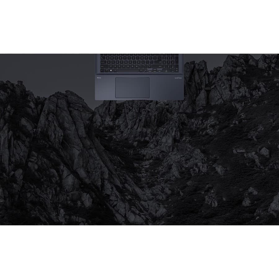 ASUS Zenbook Pro 17 UM6702RA-DB71 notebook with 17.3-inch display and Pantone branding